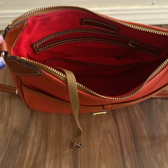 Clementine DOONEY & BOURKE pebble leather crossbody purse with adjustable strap - Picture 4 of 5